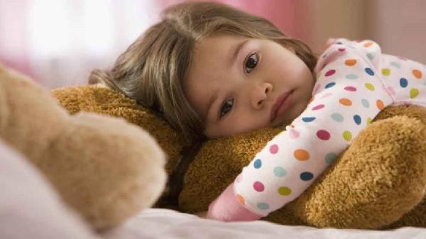 مصرف میان وعده های ناسالم به وسیله بچه هایی که کمتر می خوابند
