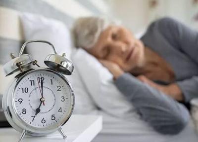 آیا سالمندان با بالا رفتن سن زودتر از خواب بیدار می شوند؟